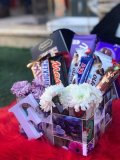 صندوق هدايا مع ورد طبيعي